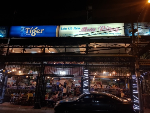 NHÀ HÀNG MƯA RỪNG