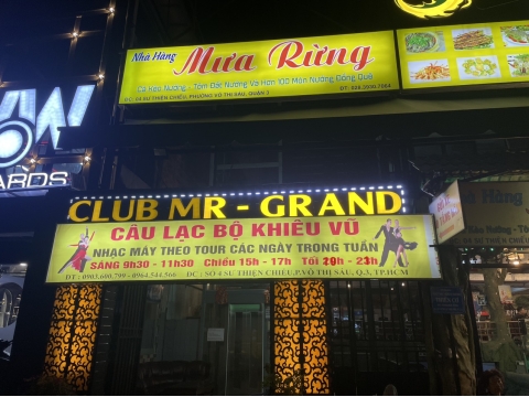 NHÀ HÀNG MƯA RỪNG