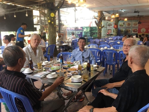 Lẩu Cá Kèo Mưa Rừng vinh hạnh là nơi gặp gỡ vui tươi của nhiều gia đình, bạn bè và các công ty.