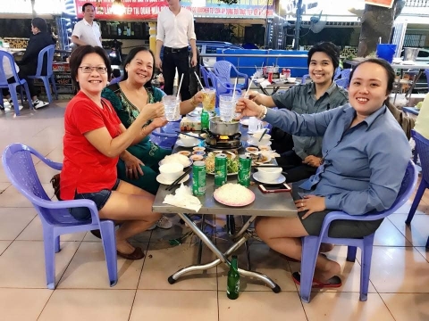 Lẩu Cá Kèo Mưa Rừng vinh hạnh là nơi gặp gỡ vui tươi của nhiều gia đình, bạn bè và các công ty.