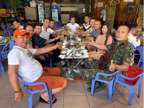 Lẩu Cá Kèo Mưa Rừng vinh hạnh là nơi gặp gỡ vui tươi của nhiều gia đình, bạn bè và các công ty.