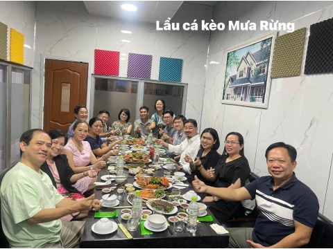 Tiệc tất niên của các bác sĩ và nhà báo.